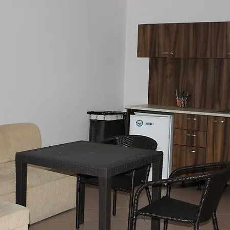 מלון דירות Sunny House Family Complex נסבר