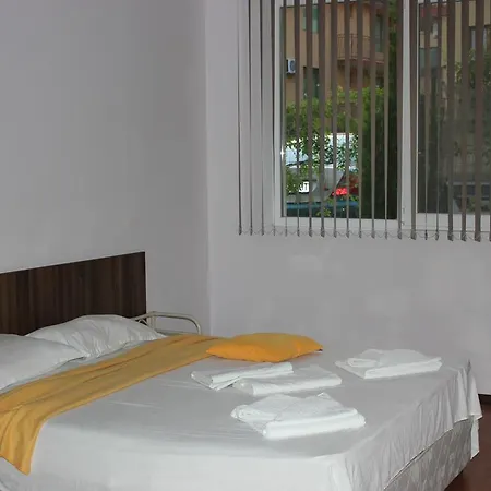 מלון דירות Sunny House Family Complex נסבר